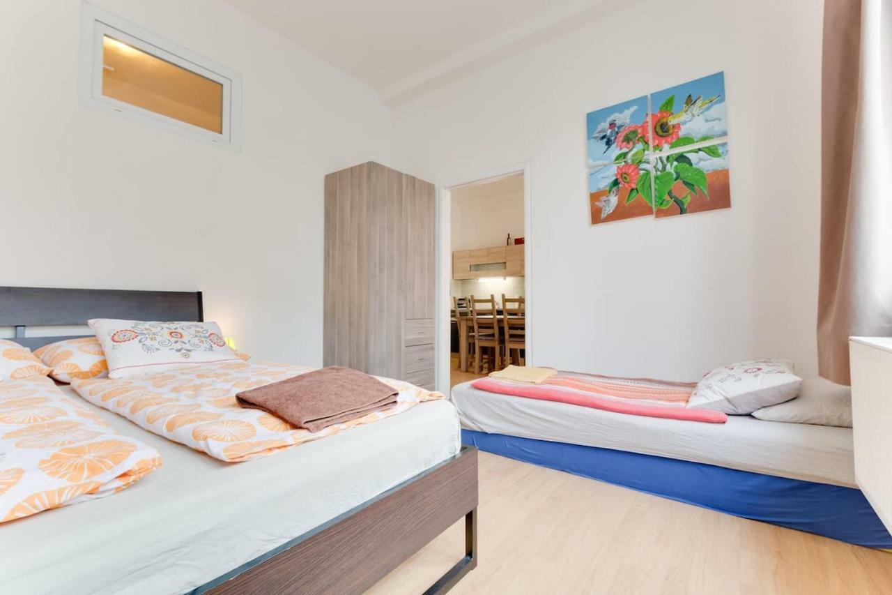 Beautiful Downtown 2bd With Netflix Prague